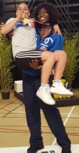 Anaïs MICHEL Championne d'Europe 48kg portée par Gaëlle NAYO KETCHANKE Championne de France 75kg F